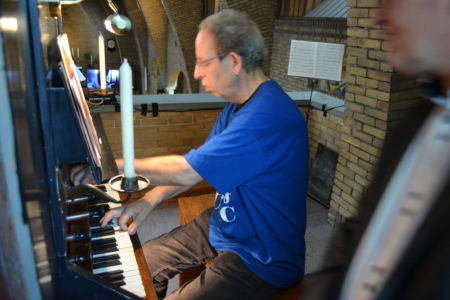 Wout Kalkman op zijn geliefde orgel